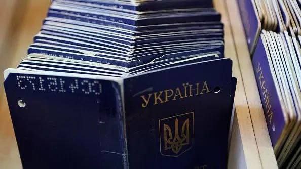 Граждане Украины смогут получить по упрощенной процедуре гражданство США Канады Германии Польши и Чехии не теряя украинского СМИ Именно в этих странах проживает наибольшее количество представителей украинской диаспоры Граждане этих государств в свою очередь смогут оформить украинское гражданство по упрощённой процедуре и без необходимости отказываться от своего нынешнего паспорта НАШИ РЕСУРСЫ Telegram Tik tok YouTube RUTUBE
