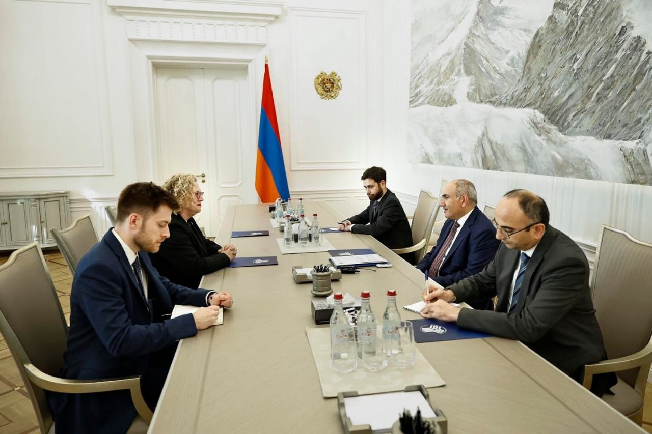 Премьер министр Армении Никол Пашинян принял недавно назначенного чрезвычайного и полномочного посла Соединённого Королевства Великобритании и Северной Ирландии в Армении Александру Памелу Коул Премьер министр поздравил посла с вступлением в должность и пожелал ей успехов в содействии последовательному развитию отношений между Арменией и Соединённым Королевством Собеседники обсудили вопросы связанные с развитием торгово экономических связей продвижением демократических реформ в Армении а также углублением сотрудничества в других областях Стороны также отметили важность вывода двусторонних отношений со стратегического диалога на уровень стратегического партнёрства Были затронуты вопросы нормализации отношений и установления мира между Арменией и Азербайджаном а также шаги направленные на разблокирование региональных коммуникаций