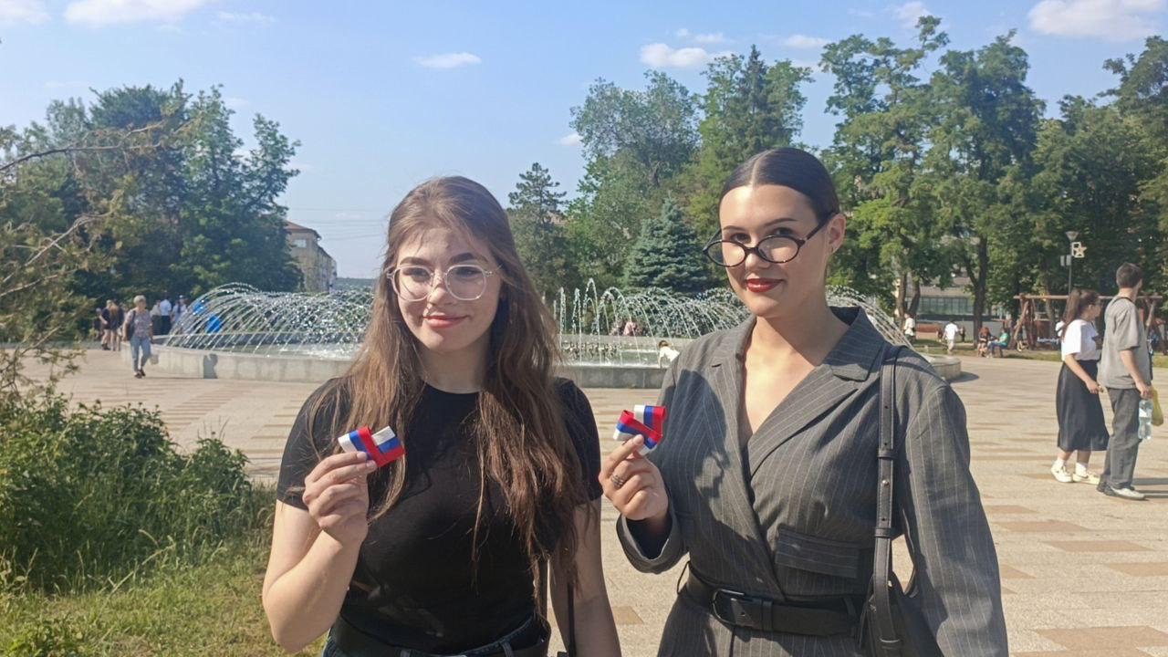 Сотрудники отдела по реализации молодежной политики Администрации Луганска совместно с представителями регионального отделения «Российских студенческих отрядов» РСО ко Дню России раздали луганчанам сердца из лент в виде триколора. Об этом с места события сообщает корреспондент ЛИЦ. Всего активисты раздали более тысячи ленточек. «Цель данной акции выражается в патриотической настроенности нашего народа. Наша молодежь сегодня вышла в парк ВЛКСМ, чтобы раздать ленты жителям города, выражая свою поддержку нашей большой Родине. Только в парке ВЛКСМ мы планируем раздать 400 лент. Также у нас еще будет точка на Пилоне Славы и на „Хлебном месте“, которая находится Театральной площади», — рассказала главный специалист отдела по реализации молодежной политики Администрации Луганска Арина Переселкина. #молодежь