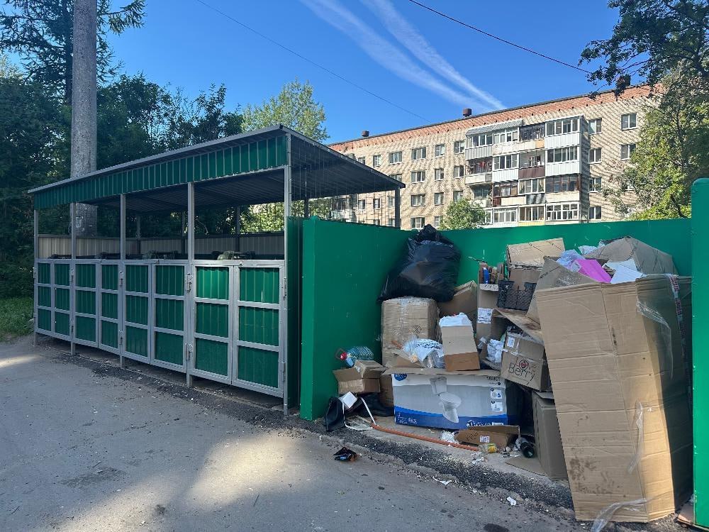 Объемы крупногабаритных отходов в Архангельской области выросли вдвое По данным регионального оператора «ЭкоИнтегратор» объемы КГО на контейнерных площадках увеличились почти вдвое. Зачастую это приводит к захламлению контейнерных площадок, на которое все чаще обращают внимание жители. Если в весенний период 2024 года по области собрали 20,6 тысяч кубометров крупногабаритных отходов, то за аналогичный период 2025-го уже 42,4 тысяч кубометров. Лидерами по накоплению крупногабаритных отходов стали Архангельск, Котлас, Приморский, Плесецкий и Няндомский округа. Фото «ЭкоИнтегратора»
