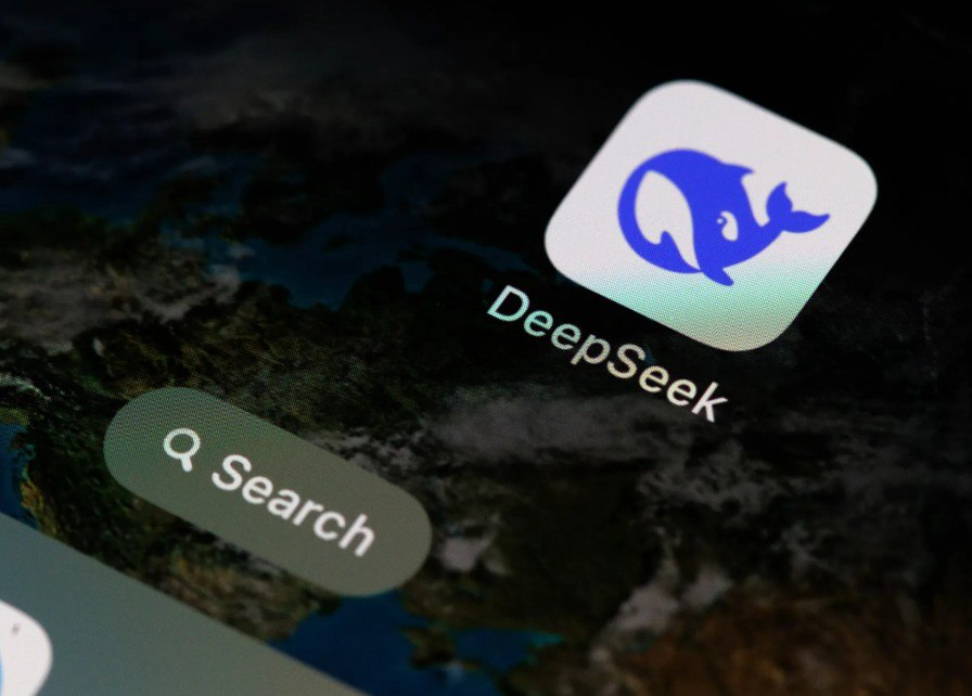 ТАСС: DeepSeek подала заявки на регистрацию бренда в России  Две соответствующие заявки на товарные знаки от Hangzhou DeepSeek Artificial Intelligence Co.  Обе заявки поданы по одному классу товаров и четырем классам услуг по международной классификации. Например, один из указанных классов позволит DeepSeek предоставлять услуги обучения, развлечения и отдыха, а другой — услуги вещания и передачи данных.  DeepSeek стал популярнее ChatGPT среди россиян. В январе число активных пользователей DeepSeek среди абонентов этого оператора достигло около 311 тыс., что на 15% больше, чем у нейросети от OpenAI  около 288 тыс. пользователей .