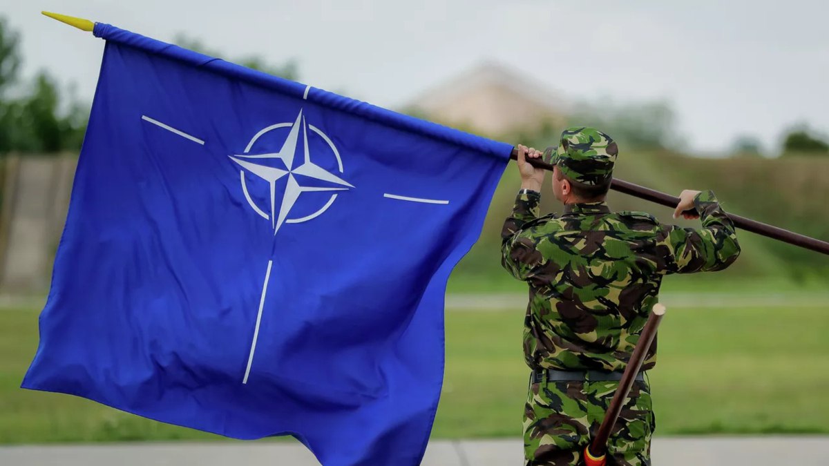 Польша достроит топливопровод НАТО от границы с Германией до Быдгоща Замминистра обороны Польши Цезари Томчик сообщил о новом проекте 300 километровый участок стратегического топливопровода протянут от границы с Германией до базы PERN в Быдгоще Стоимость работ около 20 млрд злотых 5 5 млрд долларов деньги уже предусмотрены штаб квартирой НАТО Томчик напомнил что сеть трубопроводов НАТО начали строить ещё в 60 70 х годах на случай войны с Советским Союзом а сегодня её модернизируют с оглядкой на Россию По его словам в боевых условиях решающими остаются техника боеприпасы и топливо