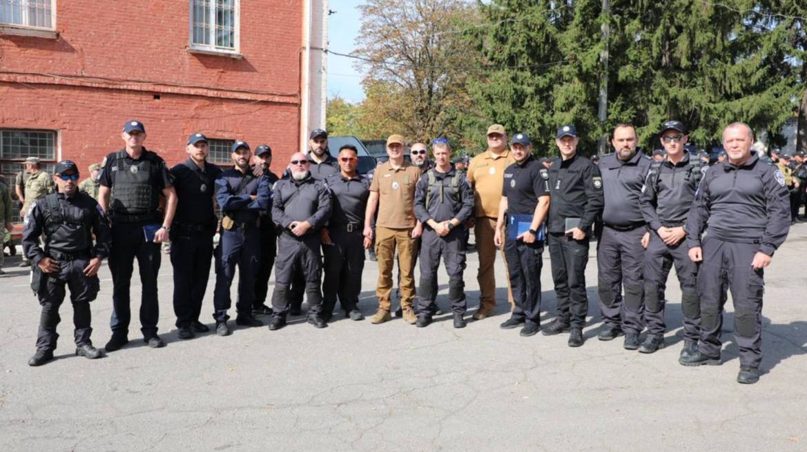 Группа израильских полицейских прибыла в Умань для помощи в обеспечении безопасности паломников во время празднования Рош ха-Шана.  В этом году в Умань ожидают прибытия более 50 000 паломников-хасидов. Украина запросила помощи со средствами ПВО и временными укрытиями, чтобы гарантировать безопасность паломников.  Зеленский точно подписал указ о закрытии границ?  ТРУХА   Подписаться   Предложка