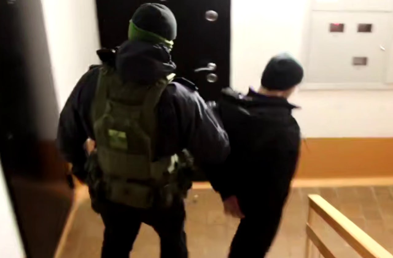 Суда ожидают лидер и четверо участников ячейки криминального движения, созданной в исправительной колонии общего режима № 1, что находится в Гусиноозёрске. По данным следствия, с1999 по 2023 год фигуранты, отбывая в местах лишения свободы наказания, прониклись идеями и целями запрещённого в России криминального движения. В мае 2022 года в колонии № 1 злоумышленники объединились и стали распространять среди других заключённых преступные традиции и обычаи, продвигали идеи создания так называемой «воровской» власти. Сообщники брались решать возникающие между другими осуждёнными конфликтные ситуации, определяли среди единомышленников обязанности, занимались сбором и распределением денег и пр.