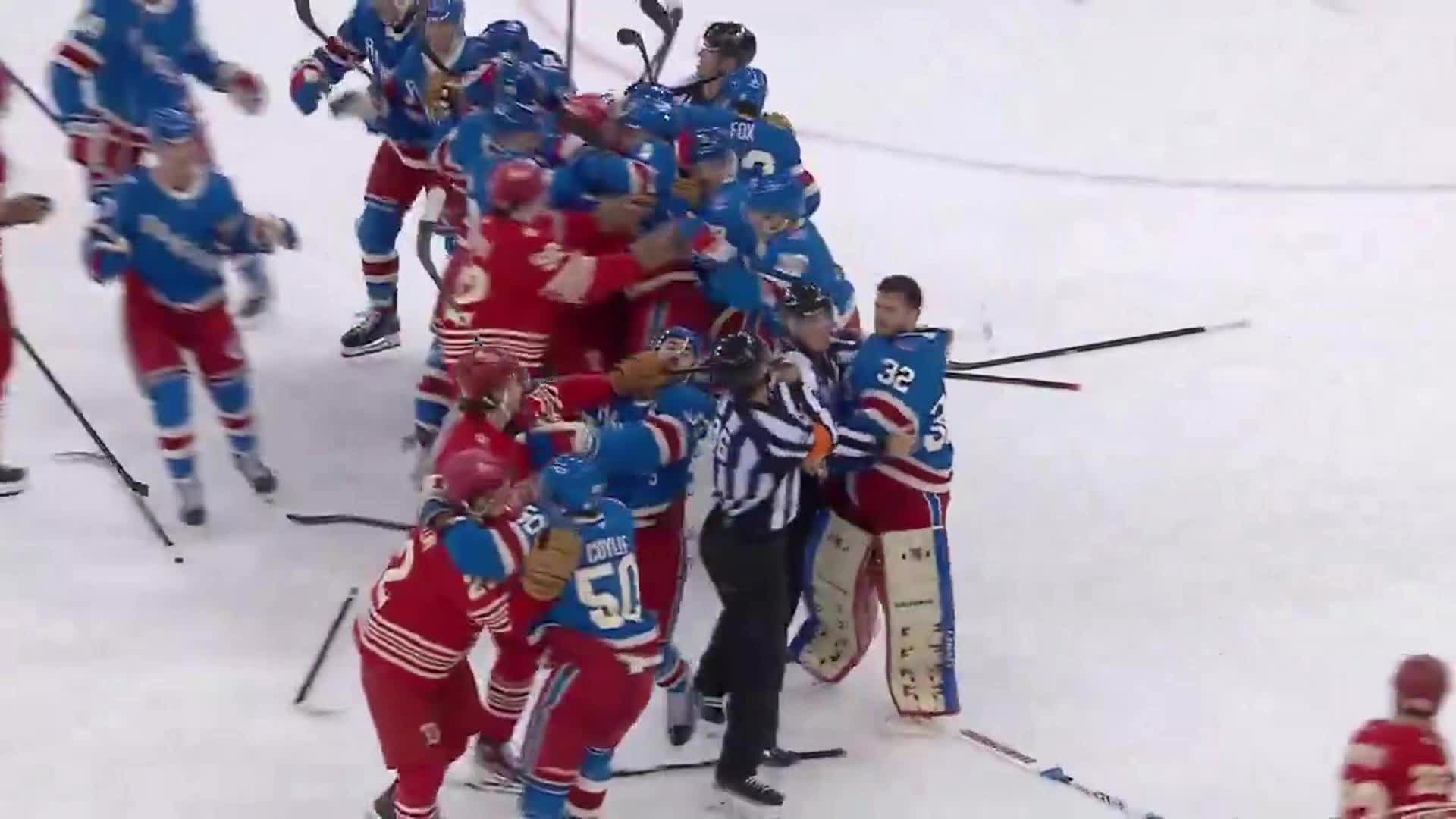 Массовая потасовка между игроками Рейнджерс и Детройта после финальной сирены