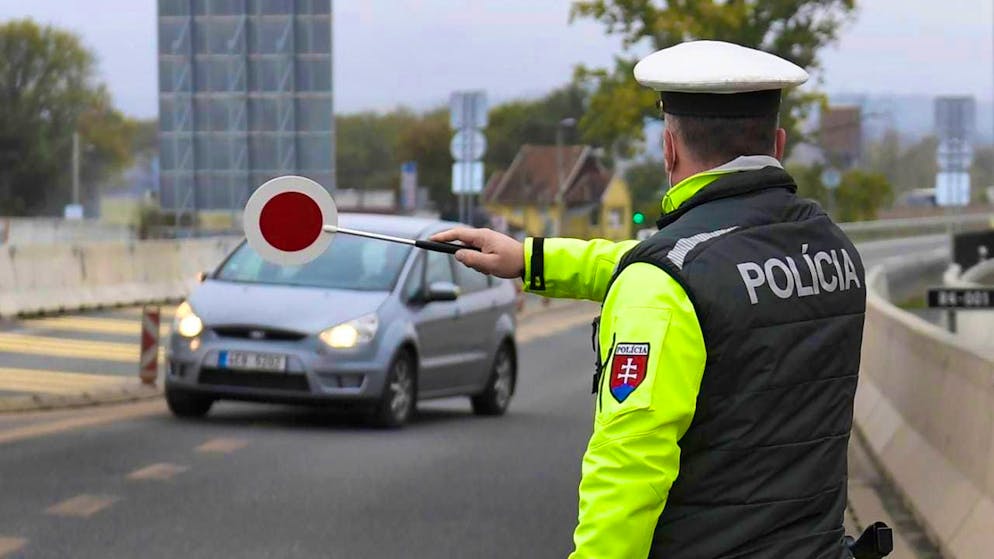 С января в Словакии вводится ограничение скорости для пешеходов Всех кто двигается по тротуарам со скоростью больше 6 км ч будут штрафовать Предполагается что это поможет избежать столкновений самокатчиков с людьми Вроде и хорошо но что то не так