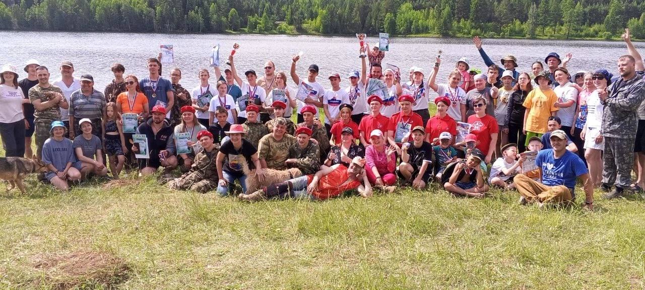 В Приилимье прошёл 56-й туристический слёт 28–29 июня состоялся 56-й традиционный туристический слёт, посвящённый Году защитника Отечества. В соревнованиях приняли участие 7 команд: школьники, студенты, работающая молодёжь и ветераны турклуба «Кедр», стоявшие у истоков туризма в Приилимье. На четырёхкилометровом маршруте всех ждали испытания — ориентирование, переправа, маятник, спуски и восхождение, работа со снаряжением, помощь пострадавшим. Ветераны «Кедра» прошли дистанцию наравне с молодёжью, показав достойные результаты. Для детей провели весёлую полосу препятствий «Тараканьи бега», а вечером у костра прошёл творческий конкурс — с песнями, стихами и душевной атмосферой. Победителей наградили кубками, грамотами и подарками от администраций города и района. Участники поблагодарили организаторов — Андрея Ильина и Алексея Малого — за проведение яркого и душевного слёта. В числе организаторов: ЦРТДиЮ, УКСДМ, Движение первых. Павел Березовский: «Туризм — это школа жизни, где каждый научится работать в команде, преодолевать трудности. Пусть этот слёт останется ярким воспоминанием для каждого!»