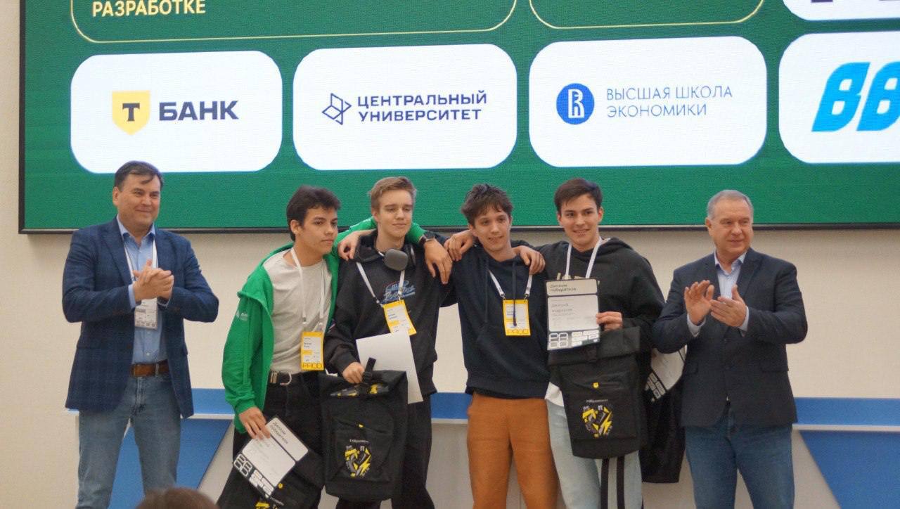 Во Владивостоке впервые состоялся хакатон Международной олимпиады по промышленной разработке среди школьников PROD Около 70 школьников с 8 по 10 класс из Владивостока, Приморского и Хабаровского края, а также из Москвы приняли участие в соревновании от Т-Банка, Центрального университета, НИУ ВШЭ, ВВГУ и IThub Владивосток. Участники соревновались в создании айтишных продуктов, например, системы автоматизации проведения спортивных соревнований, интерактивного гида по городам России и др. Победителями стали 12 школьников из Владивостока и Приморья. Они перешли в следующий этап олимпиады и получили возможность пройти упрощенный отбор на обучение в Центральном университете. Админу