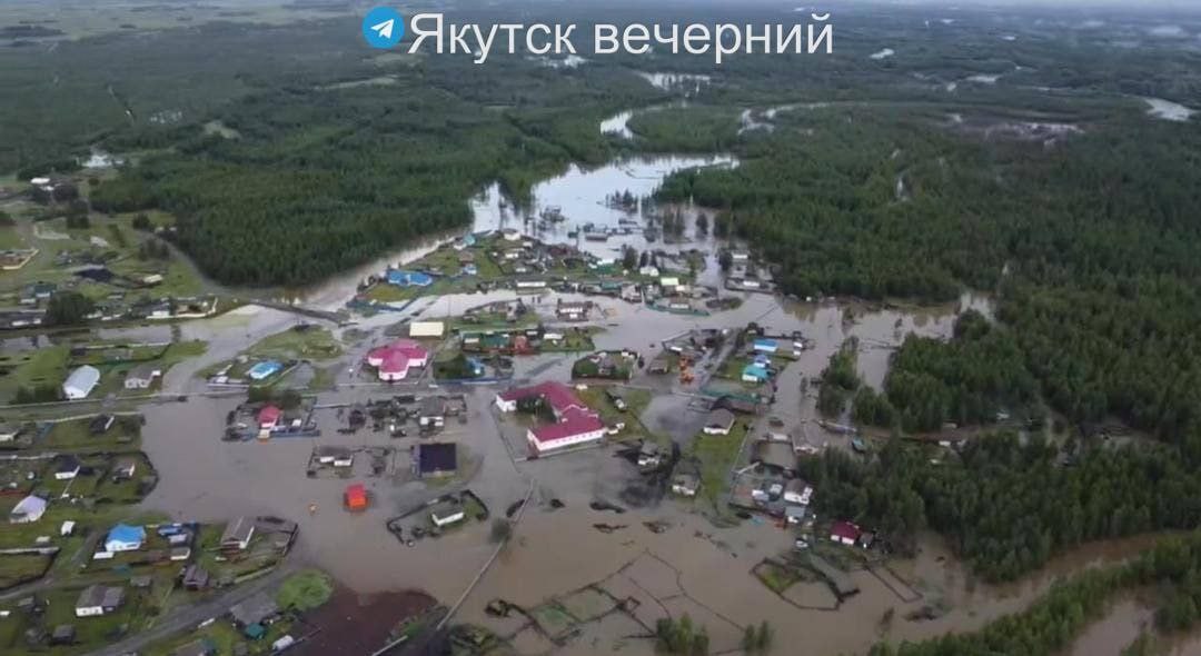 Смывает дороги, людей готовят к эвакуации: в Якутии паводок после сильных дождей. В реках резко повысился уровень воды, в трёх районах введён режим повышенной готовности. НАШИ РЕСУРСЫ: Telegram Tik-tok YouTube RUTUBE