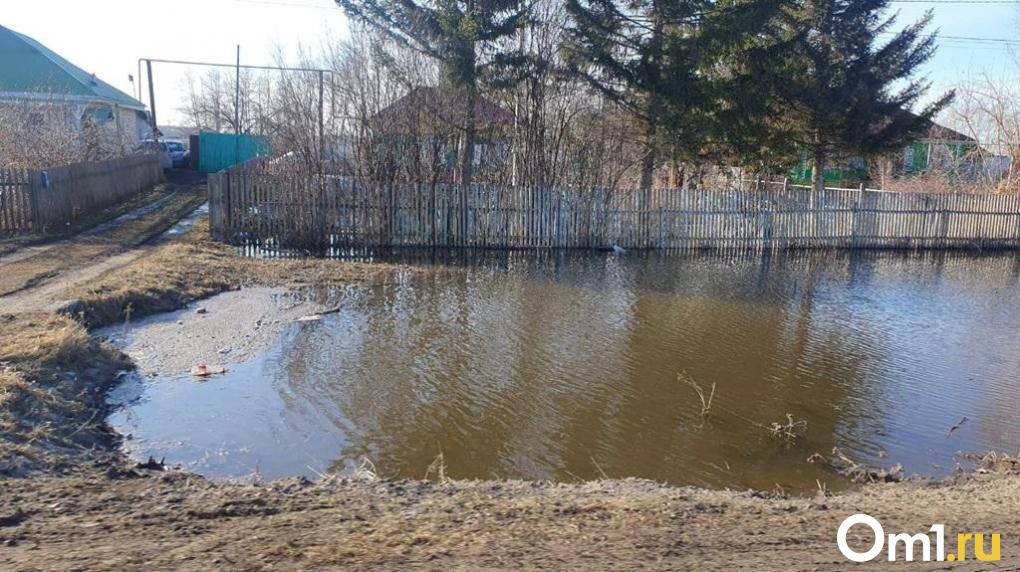 В Таврическом начали выплачивать компенсации за подтопленные дома По поручению губернатора Виталия Хоценко денежные выплаты уже перечислены 39 пострадавшим По данным председателя комитета финансов и контроля администрации района Галины Кругляковой сумма компенсаций составляет от 15 до 90 тысяч рублей в зависимости от степени ущерба и количества проживающих в доме Приём заявлений продолжается Обратиться можно лично или по доверенности в администрацию по адресу р п Таврическое ул Ленина 25 кабинет 9 С собой нужно иметь паспорт реквизиты счёта и документы подтверждающие фактическое проживание Om1 Omsk