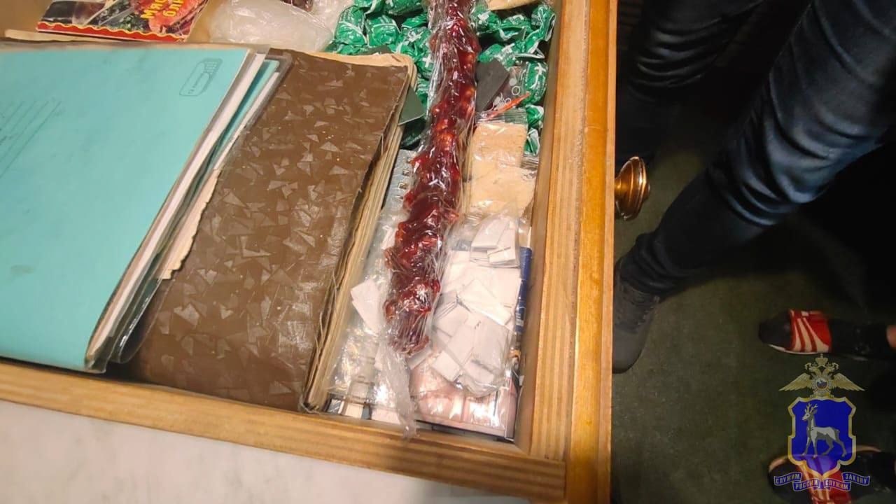В Самаре задержали 47-летнего местного жителя за попытку сбыта более 27 граммов героина Наркотики он хранил как в своей квартире, так и у своих пожилых родителей. Мужчина признался, что планировал сбыть вещества в городе. Уголовное дело направлено в суд. ГУ МВД России по Самарской области