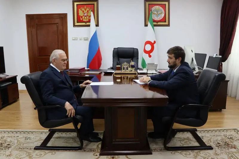 Спикер парламента Ингушетии и руководитель ЦУР договорились о взаимодействии Секретарь Ингушского регионального отделения Единой России спикер Народного собрания Магомет Тумгоев и руководитель центра управления регионом Берс Банхаев на рабочей встрече обсудили механизмы взаимодействия в интересах граждан Стороны договорились о совместной работе по определению и решению актуальных проблем сообщили газете Ингушетия в пресс службе ИРО партии Единая Россия ЦУР готов стать связующим звеном между запросами жителей и действиями депутатского корпуса Наша аналитика поможет принимать более взвешенные и адресные решения в интересах людей отметил Берс Банхаев Магомет Тумгоев подчеркнул что открытый диалог между органами власти имеет ключевое значение для консолидации ресурсов и эффективной работы Опираясь на данные от ЦУР мы сможем точнее определять приоритеты и эффективнее прорабатывать запросы жителей нашей республики сказал он По итогам стороны договорились наладить регулярный обмен данными и координировать усилия для оперативного решения проблем ПОДПИСАТЬСЯ ПРЕДЛОЖИТЬ НОВОСТЬ