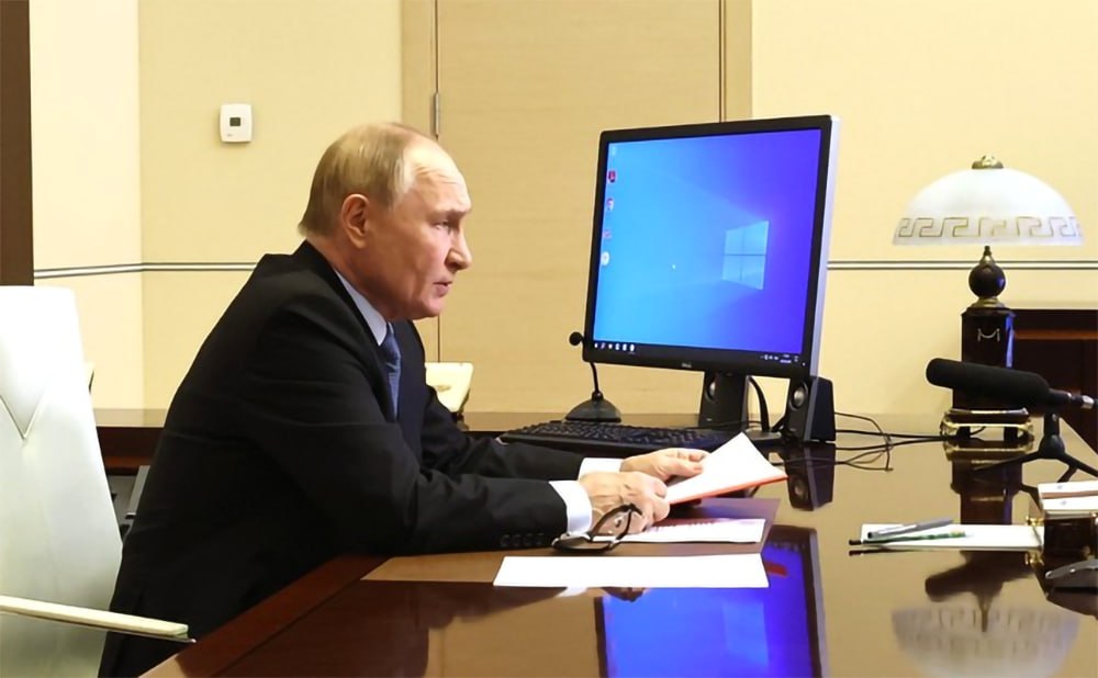 СМИ пишут, что у Путина на компьютере стоит Windows XP. Мы проверили: это не подтверждается Сегодня многие СМИ сообщили, что на компьютере президента до сих пор стоит Windows XP. Видимо, такой вывод был сделан по голубому цвету панели задач, характерному для этой устаревшей операционной системы. Фото компьютеров с такой панелью задач действительно регулярно появляются на сайте Кремля. Но это не доказательство: цвет легко меняется в настройках, и сам по себе ничего не говорит о версии системы. Зато есть другое фото, с заседания Совбеза РФ, сделанное 6 сентября 2024 года. В этот день Путин проголосовал в онлайн-режиме на выборах в Мосгордуму. На нем – та же рабочая станция, и на экране явно видно заставку Windows 10. Что действительно стоит в кабинете Путина – и какой техникой пользуются он и его подчиненные, несмотря на собственные запреты на иностранный софт – смотрите в новом видео "Системы":