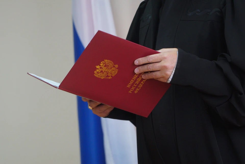 Вернулся с того света: в Снежинске нашли мужчину, которого 22 года назад официально признали умершим В Снежинске суд отменил решение о признании мужчины умершим. Горожанин пропал много лет назад. В 2003 году суд постановил считать его умершим. Однако в феврале нынешнего года обнаружилось, что 63-летний мужчина жив. Сейчас он проживает в центре социальной адаптации в Кемерово. Как рассказали в прокуратуре Челябинской области, никаких документов у «воскресшего» нет. Сотрудникам центра он назвал все свои данные. Родственники в Снежинске и Калининградской области подтвердили: мужчина не врет. Но восстановить его паспорт не получилось, ведь формально это паспорт умершего человека. Только после обращения прокуратуры суд «вернул» мужчину в мир живых, исключив запись о его мнимой смерти из Единого реестра записей актов гражданского состояния.