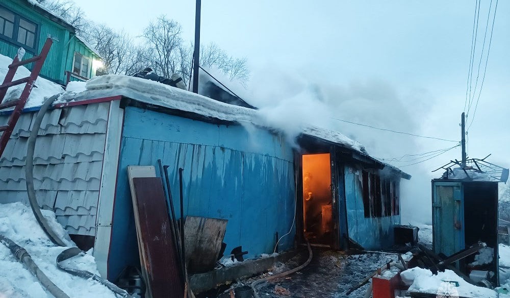 Во время тушения пожара в Петропавловске нашли тело погибшей женщины На улице Чириква в Петропавловске-Камчатском продолжается ликвидация пожара в частном доме. Во время тушения пожарные обнаружили тело погибшей женщины.