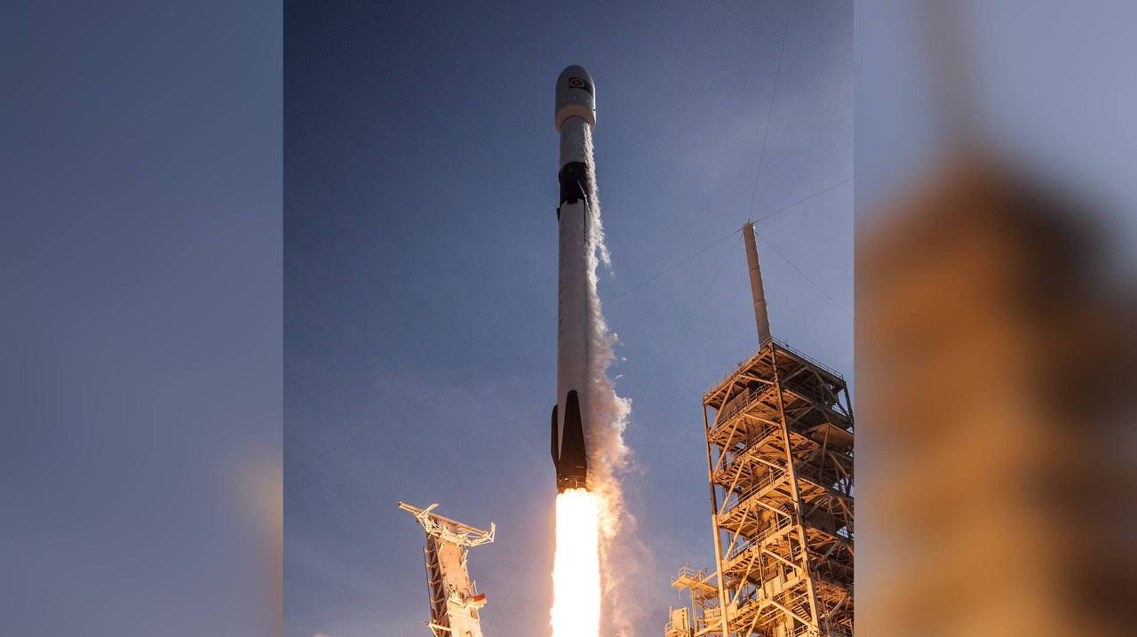 Ракета Falcon 9 повторно использовала свою первую ступень в 30 й раз доставив на орбиту 28 спутников Starlink и успешно вернувшись на баржу Многоразовые технологии SpaceX продолжают снижать стоимость космических полётов