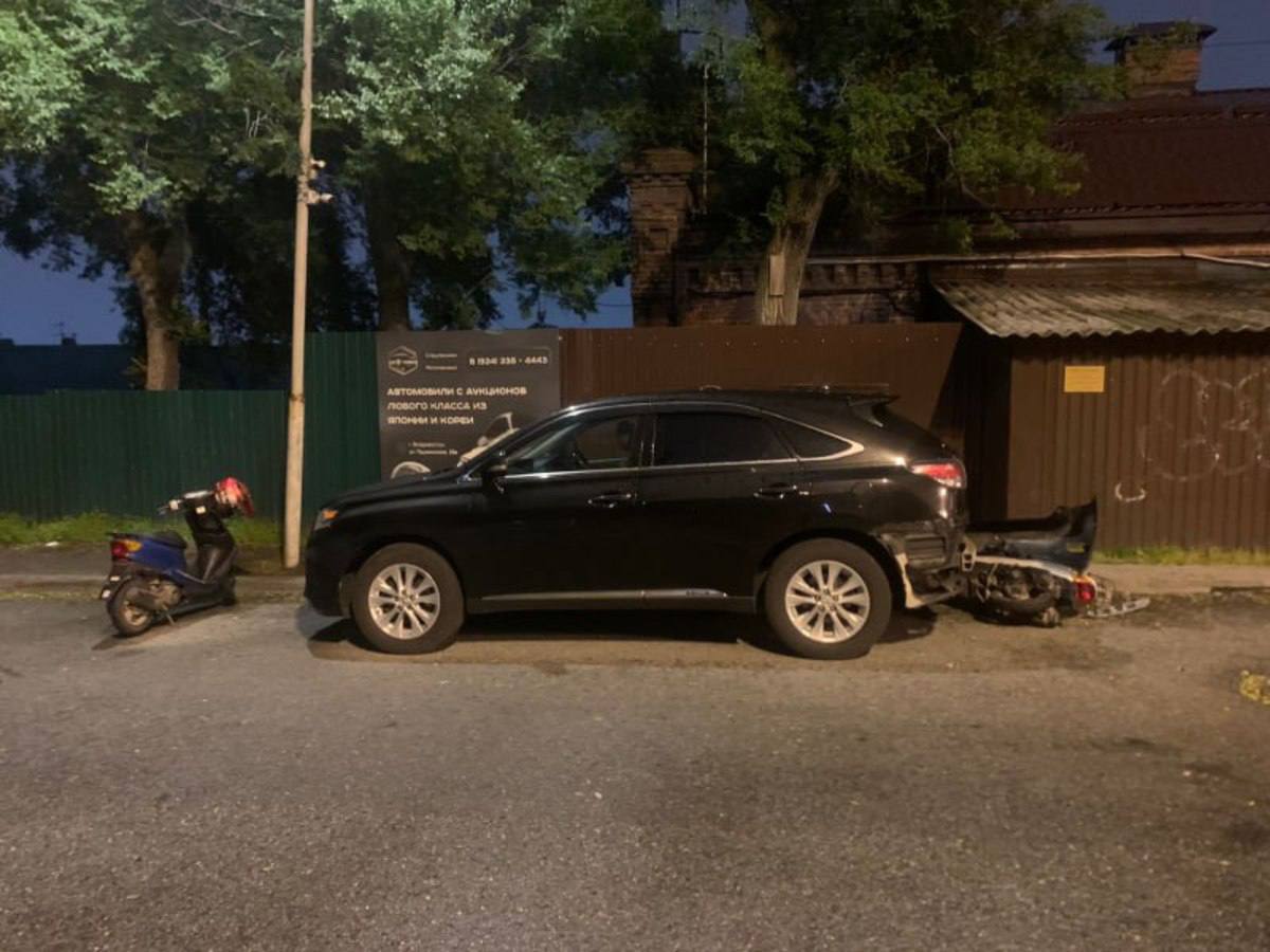 Вниманию родителей: в Приморье за сутки произошло три ДТП с участием подростков на мопедах За последние 24 часа в Приморском крае зарегистрированы три дорожно-транспортных происшествия с несовершеннолетними водителями мопедов. Во всех случаях подростки не справились с управлением: двое столкнулись с припаркованными автомобилями, один вылетел в кювет. В общей сложности пострадали четыре подростка. В Ленинском районе Владивостока 16-летний юноша с 17-летней пассажиркой столкнулся с другим мопедом, а затем врезался в припаркованный Lexus. Оба получили травмы, при этом защитной экипировки не было. В посёлке Кавалерово 13-летний мальчик на мопеде врезался в стоящий Toyota Land Cruiser и получил травму бедра. В селе Серафимовка 17-летний водитель мопеда вылетел в кювет и получил тяжёлые травмы, потребовавшие госпитализации. Полиция Приморья напоминает о необходимости соблюдения правил дорожного движения и использования средств защиты. РОДИТЕЛИ ПРИМОРЬЯ