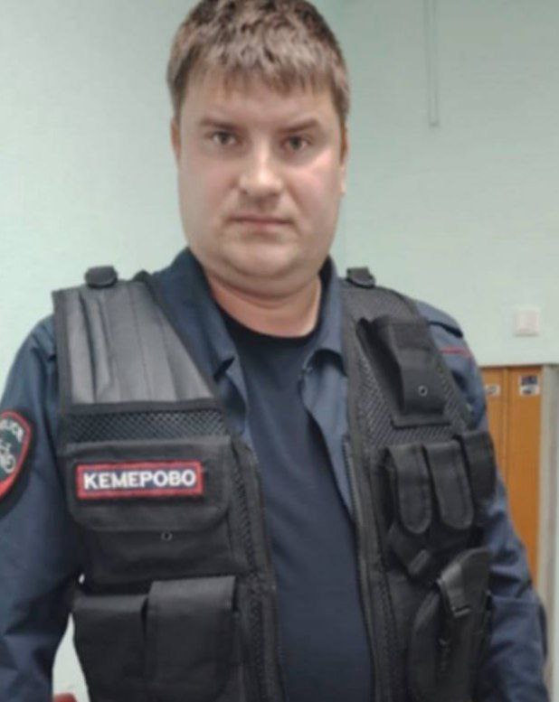В Кемерово появился новый борец за порядок 37 летний автослесарь решил что самокатчики и электровелосипедисты главная угроза на дорогах Вооружившись велосипедом со светодиодами и купленной в магазине полицейской формой он отправился регулировать движение Местные водители вместо того чтобы поблагодарить героя за борьбу с двухколёсной мафией пожаловались в полицию Настоящие стражи порядка задержали коллегу и выяснили мужчина просто хотел навести справедливость Итог очевиден форма конфискована протокол выписан а самокатчики снова на свободе Выходит в России проще купить форму чем справедливость  Подпишись на Ведомственные вести