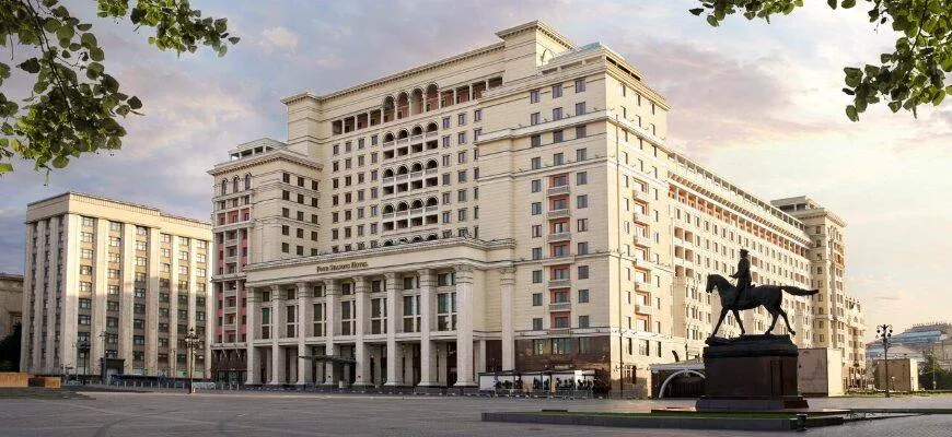 ВТБ стал владельцем 88 апартаментов в здании отеля Four Seasons на Охотном ряду Ранее эти апарты площадью 13 692 кв м и 180 машино мест на 2251 кв м находились в залоге у ВТБ Здание отеля Four Seasons Hotel Moscow сейчас включает в себя непосредственно гостиницу апартаменты и торговую галерею Модный сезон С 2015 года оно принадлежало структурам связанным с экс владельцем банка Югра Алексеем Хотиным В феврале этого года связанный с ВТБ девелопер Галс Девелопмент зарегистрировал домен Охотный Ряд 2 Тогда обсуждалось то что коммания будет заниматься реализацией апартаментов в Four Seasons Hotel Moscow Но в итоге от этой идеи отказались