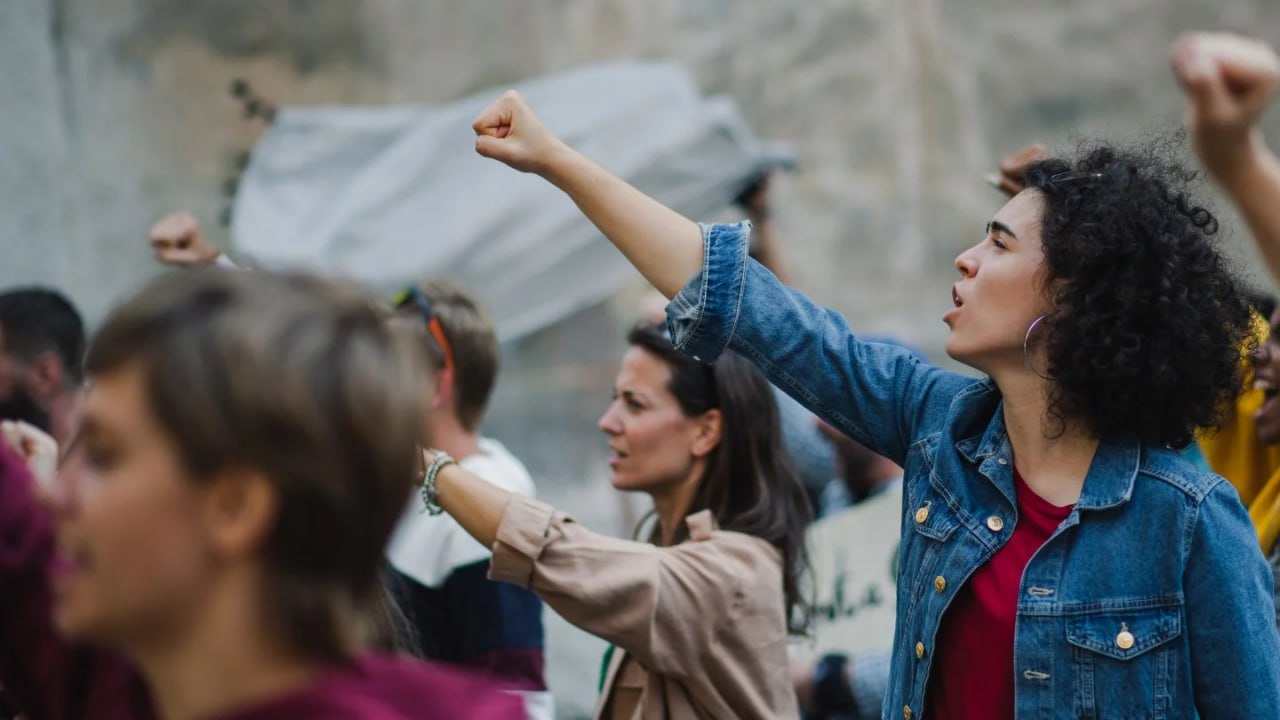 Активистам Казахстана не дают выйти на митинг против НДС 16 Меньше чем за пять лет правозащитникам из организации АктивистыНеЭкстремисты отказали в митингах 713 раз 25 октября активисты из Алматы Астаны и Шымкента хотели провести мирные митинги за отмену НДС в 16 но им снова не разрешили Активисты хотели выступить против повышения НДС и роста цен В акиматы каждого из трёх городов Алматы Астаны и Шымкента общественники отправили по три уведомления с разным временем с 10 00 до 11 30 с 12 00 до 13 30 с 14 00 до 16 00 2 октября активисты получили девять отказов по три из каждого акимата Причиной отказа назвали предоставление неполной информации и проведение других мероприятий К слову за 2025 й активисты получили уже 27 отказов В этом году общественникам из АктивистыНеЭкстремисты отказали в шествии в День памяти жертв политических репрессий и голодомора а также во всех акциях за освобождение политзаключённых Что эксперты думают о новом Налоговом кодексе и повышении НДС читайте в этой цепочке реплаев Фото Envato Elements t me orda kz