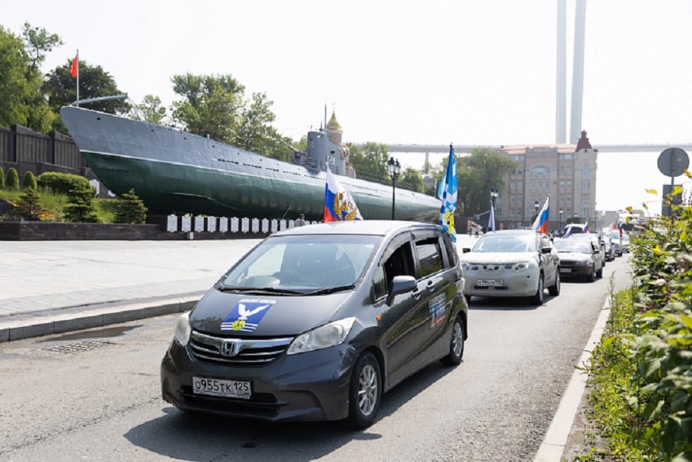 Во Владивостоке стартовал межрегиональный автопробег "Сила единства". Мероприятие посвящено 80-летию Великой Победы и Году защитника Отечества. Автопробег охватит 18 городов России, а конечной точкой маршрута станет город Курск, сообщает пресс-служба администрации Владивостока. Участники акции везут с собой гуманитарную помощь, адресованную участникам специальной военной операции, медицинским учреждениям и населению Курской и Белгородской областей, пострадавшему от нападения укронацистов. Фото: Администрация Владивостока
