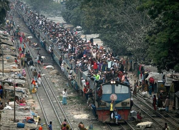 В Индии местный блогер и комик Кунал Камра пошутил об обеспечении безопасности на железных дорогах и заявил что тут ежегодно гибнут 22 тысячи человек Это вызвало острую дискуссию в соцсетях и задело за живое руководство индийских железных дорог Подсчитали официально в 2023 году погибло всего 21803 человека Это включая самоубийства ЧП с персоналом и прочее как например эта катастрофа Вот взял и так легко распорядился 197 жизнями Балабол Подписаться на truekpru Читать нас в MAX