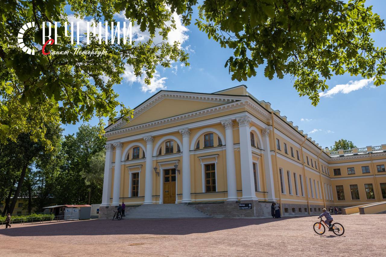 Музей заповедник Царское Село изменит режим работы В связи с проведением XI Санкт Петербургского международного форума объединённых культур некоторые его части будут временно закрыты С 9 по 13 сентября Камеронова галерея и Висячий сад в Екатерининском парке будут закрыты для посетителей 10 и 11 сентября в Екатерининском дворце экскурсионный маршрут 1 будет доступен но без посещения Большого зала Антикамер и Кавалерской столовой экскурсионный маршрут 2 будет закрыт экскурсионные маршруты 3 и 4 продолжают работать в обычном режиме за исключением четверга который является выходным для обеих экспозиций 11 сентября с 17 00 Екатерининский парк будет частично закрыт для посетителей 12 сентября как Екатерининский дворец так и Екатерининский парк не будут открыты для посещения В связи с этим изменением отменяется выходной 2 сентября и вводится отмена выходного 23 сентября Также 12 сентября временно закроется постоянная экспозиция Придворный экипаж в Царском Селе в здании Дежурной конюшни Фото Дмитрий Фуфаев Вечерний Санкт Петербург