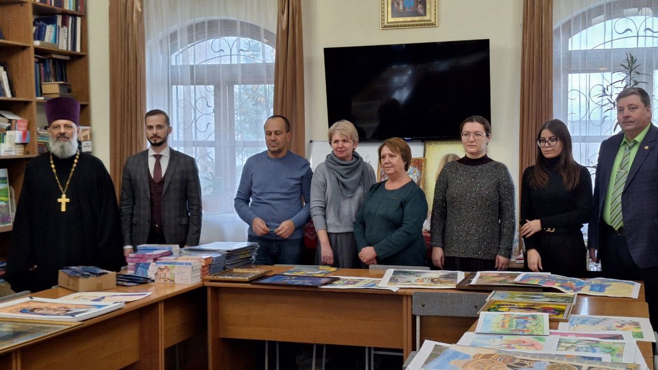 В ТИРАСПОЛЕ НАЗВАНЫ ПОБЕДИТЕЛИ ТВОРЧЕСКОГО КОНКУРСА    5 декабря в Тирасполе подвели итоги конкурса художественного творчества «Православное искусство Приднестровья», посвященного Году семейных ценностей. Конкурс был объявлен Тираспольско-Дубоссарской епархией при поддержке Российского центра науки и культуры в Кишинёве и Союза русских общин Приднестровья.   ‍  На конкурс были направлены более 500 работ от учащихся художественных и воскресных школ, а также студентов и преподавателей высших учебных заведений Приднестровья.    В составе жюри принял участие и.о. руководителя РЦНК в Кишинёве Артём Науменков. Вместе с коллегами он рассмотрел творческие работы в пяти номинациях: библейские сюжеты и жития святых, моя семья, храмы Приднестровья, красота родного края, православная икона. По итогам заседаний судейской коллегии глава РЦНК передал подарочные наборы: кисти, акварельную бумагу, акриловые и масляные краски.     Подарки для победителей и лауреатов конкурса будут вручены на торжественной церемонии открытия выставки работ в Детской художественной школе им. А.Ф. Фойницкого.