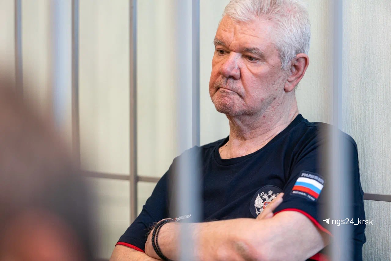 «Сибиряк» просит взыскать с Минобразования края более 157 миллионов рублей По данным суда, строительная компания Владимира Егорова перечислила министерству образования Красноярского края более 391 миллиона рублей как «добровольное возмещение ущерба по уголовному делу». Однако по постановлению сумма ущерба была гораздо меньше — 249,3 миллиона рублей. То есть Егоров перечислил «лишнее», разница между фактическим долгом и переводом составила 142,4 миллиона рублей. Их и решил вернуть «Сибиряк», Владимир Егоров выступает в деле третьим лицом. Помимо этой суммы истец также требует проценты за пользование его деньгами за период с декабря 2024 года по июнь 2025 года в размере 15 миллионов рублей. Но и это еще не все: поскольку «Сибиряк» требует вернуть проценты и за пользование его деньгами за период с 1 июля 2025 года по день уплаты долга. Их будут рассчитывать, исходя из ключевой ставки Банка России, действующей в этот период. Арбитражный суд края принял исковое заявление, первое заседание назначили на 13 августа 2025 года.