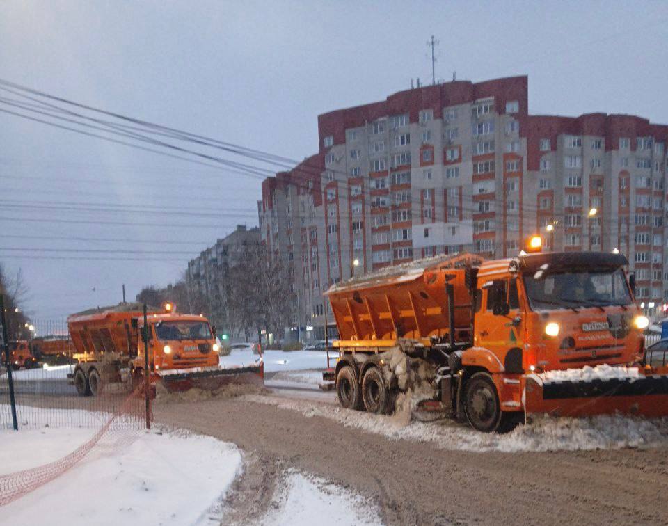 Всю ночь на улицах города работало 52 единицы техники.  Об этом сообщили в комитете ЖКХ.   Дорожные рабочие убирали снег, обрабатывали реагентами улицы и основные магистрали, по которым курсирует общественный транспорт.  На данный момент рабочие сконцентрировались на уборке второстепенных улиц. Особое внимание уделено уборке пешеходных маршрутов, остановок общественного транспорта, подходов к соцучреждениям, подземным переходам.  Днём в Курске будут работать 54 дорожных рабочих и 62 единицы техники.  #НовостиКурска