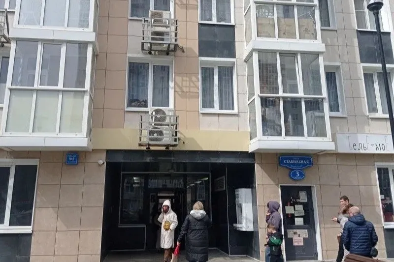 Донские власти взялись за недобросовестные управляющие компании В Ростове на Дону прошло выездное совещание рабочей группы посвященное проверке соблюдения законодательства в сфере управления многоквартирными домами Жители одного из домов по улице Стабильной обратились к представителям власти с целым рядом претензий к своей управляющей компании Об этом сообщает управление информационной политики правительства Ростовской области Рабочая группа в которую вошли специалисты регионального министерства ЖКХ Госжилинспекции представители администрации и ресурсоснабжающей организации выслушала жалобы жильцов дома 3 Основные нарекания касались деятельности ООО Управляющая компания СК10 Мы теперь и в МАХ Южная служба новостей