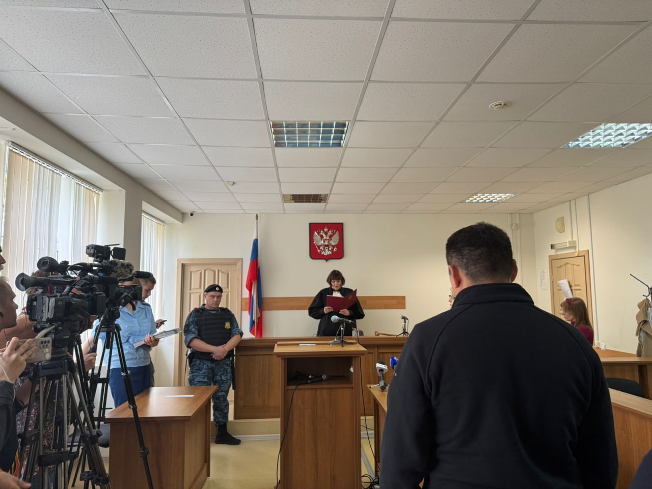 Бывшему директору первоуральского Водоканала обвиняемому в халатности смягчили приговор его выпустят на свободу Суд апелляционной инстанции переквалифицировал действия Артура Гузаирова и назначил ему наказание в виде 460 часов обязательных работ Апелляционную жалобу подал его адвокат Сегодня осужденного отпустят из под стражи сообщила пресс служба судов Свердловской области От уголовной ответственности Гузаирова освободили из за истечения срока давности преступления Суд учел время проведенное бывшим директором первоуральского Водоканала под стражей и домашним арестом и постановил что Артур Гузаиров полностью отбыл свое наказание В сентябре Гузаирова признали виновным в трех преступлениях и назначили наказание в виде лишения свободы на 3 года и 6 месяцев в исправительной колонии общего режима Гузаирова обвиняли в том что он допустил подачу питьевой воды в дома Первоуральска без необходимой очистки Летом 2023 года жители Первоуральска начали массово жаловаться на качество водопроводной воды Позже санитарные врачи подтвердили что она не соответствует гигиеническим показателям пресс служба судов Свердловской области