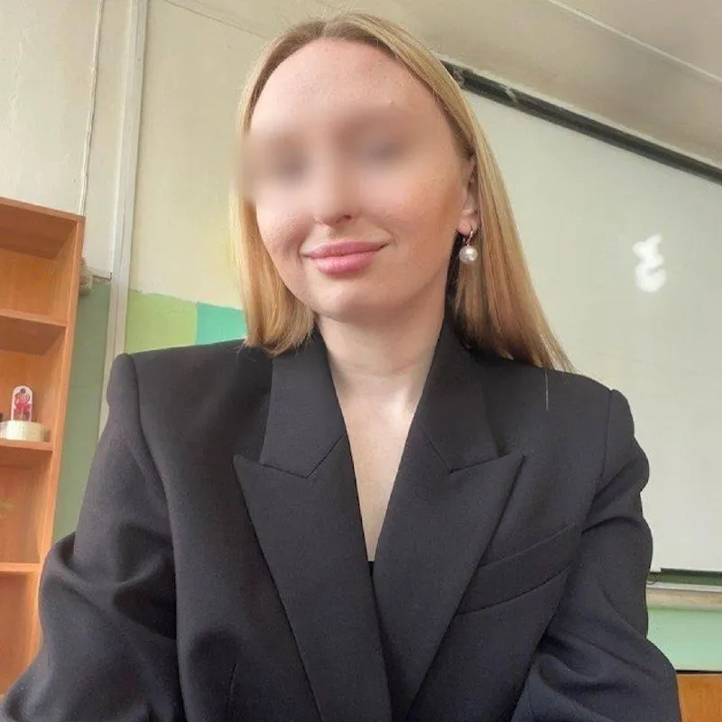 В Архангельске школьник создал фейковый Telegram канал учительницы и выдавал ее за эскортницу Ученик выкладывал туда ее фотографии так он отомстил за двойку по контрольной Позже педагог обратилась в полицию но подростка не смогли привлечь к ответственности ему еще нет 16 лет На комиссии по делам несовершеннолетних с ним провели беседу Неделю назад учительница уволилась veraafanasyeva
