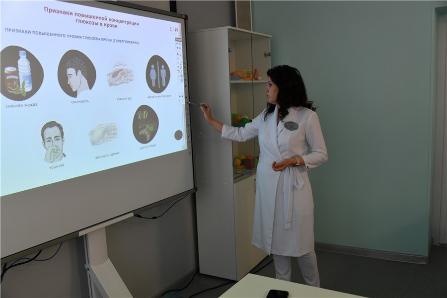 Зеленогорская Клиническая больница сделала ремонт и пополнила штат при поддержке ЭХЗ и Росатома В зеленогорской Клинической больнице 42 подвели итоги 2025 года В этом году штат учреждения пополнился новыми специалистами пришли работать 13 врачей и 36 сотрудников среднего медицинского персонала Важная мера поддержки молодых специалистов приобретение квартир в рамках партнерского соглашения с Электрохимическим заводом В этом году как и в прошлом приобретено три квартиры Ключи счастливым обладателям вручил генеральный директор АО ПО ЭХЗ Сергей Филимонов Подробнее здесь