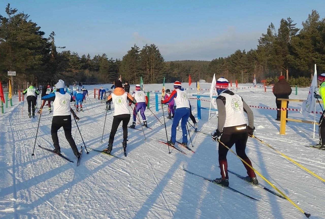 В Кировграде открыли лыжероллерную трассу Её уже протестировали дети и спортсмены на соревнованиях Она круглогодичная у лыжников появилась возможность тренироваться и зимой на снегу и летом на роликовых лыжах Длина более 2 7 километра а ширина 8 метров Трассу открыли на базе лыжного центра Бодрость На их сайте написан график работы лыжная база с 6 00 до 23 00 дежурный администратор пункта проката с 10 00 до 19 00 По понедельникам выходной Кировград Металлургов 22А В новогодние праздники работают с 2 по 11 января с 10 до 19 часов 31 декабря и 1 января выходные дни Подпишись на Афишу Е1