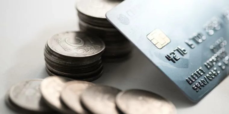 Жители Северной Осетии сохраняют сберегательную активность На 1 апреля 2025 года жители республики разместили на своих банковских счетах свыше 83 млрд рублей, сообщает пресс-служба отделения Банка России по Северной Осетии. Они составляют 76% от общего объема привлеченных банками средств клиентов. За год сумма на счетах жителей республики увеличилась на 16%. «Банковские вклады сейчас особенно востребованы гражданами, так как это безопасный способ сбережения средств, а кредитные организации предлагают хорошую доходность», — отметила управляющий Отделением Банка России по Северной Осетии Ирина Дзиова. — Высокие процентные ставки в экономике повышают интерес к сберегательной модели поведения и охлаждают кредитную активность. Вслед за этим спрос станет более умеренным, а инфляция замедлится». Проводимая Банком России денежно-кредитная политика, а также завершение программы безадресной льготной ипотеки привели к сокращению кредитного портфеля жителей Северной Осетии. За год он уменьшился на 1,4% и на 1 апреля 2025 года составил почти 113 млрд рублей.