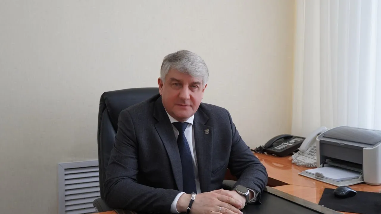 Главу Нововоронежа Юрия Черенкова подозревают во взятке спустя неделю после назначения По данным Площади Юрий Черенков в данный момент находится на допросе в СУ СКР по Воронежской области Его подозревают в получении взятки Временно исполняющим полномочия главы Нововоронежа господина Черенкова назначили 1 апреля Соответствующий указ губернатора Воронежской области Александра Гусева опубликовали 27 марта Ранее он занимал должность первого заместителя главы администрации Павловского района На посту главы Нововоронежа он сменил Романа Ефименко который стал министром муниципальных образований с 1 апреля на срок полномочий главы региона Чиновник проработал главой Нововоронежа всего полгода Подписывайся на Площадь