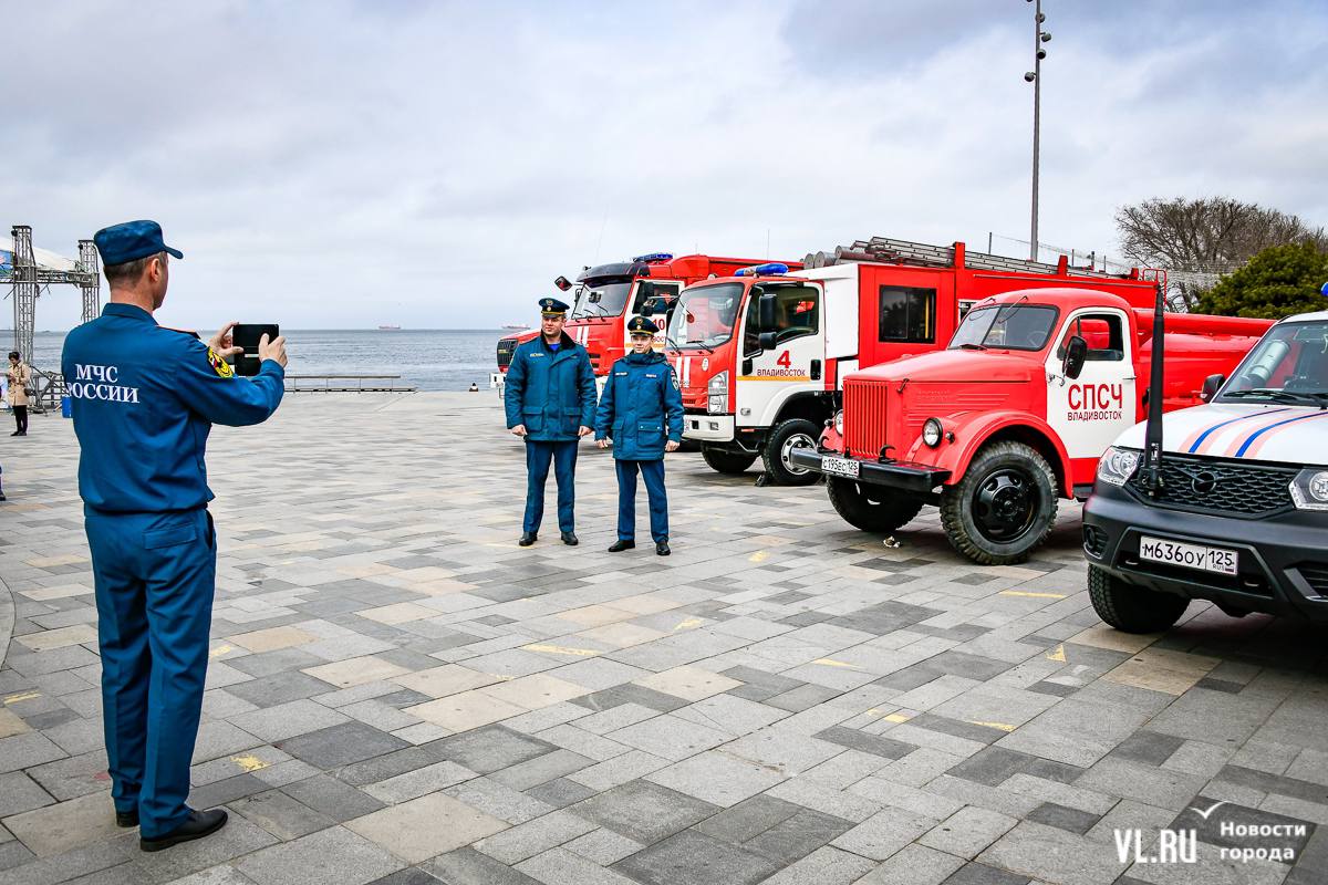 Во Владивостоке на Спортивной набережной сегодня развернулась выставка пожарной техники  В среду, 30 апреля, спасатели отмечают 376-ю годовщину со дня образования пожарной охраны России. Во Владивостоке празднования развернулись у фонтана на набережной Спортивной, где с утра работает выставка пожарно-спасательной техники. А с 12:00 начнётся праздник с мастер-классами, конкурсами и тушением условного пожара.  Атмосфера праздника на набережной царит уже сейчас. Рядом с фонтаном выставлены автомобили, в настоящее время стоящие на вооружении в гарнизоне, и ретротехника – автомобиль «Форд» 1927 года и мотоцикл «Урал». Горожане и гости города могут посмотреть на машины и сфотографироваться с ними. Помимо этого, участники мероприятия могут почувствовать себя спасателями, примерив боевую одежду пожарного.    Админу