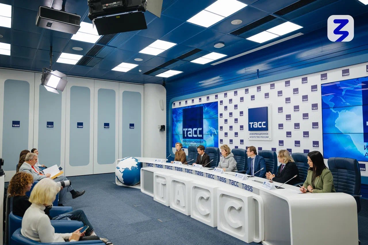 Стихи жителей Донецкой Народной Республики могут зазвучать в песнях известных композиторов С ноября 2025 года Общероссийский конкурс песенной поэзии им Н Н Добронравова Знание Авторы собрал 5154 заявки от 2483 авторов Конкурс реализуется Обществом Знание по поручению Президента Российской Федерации Владимира Путина в рамках национального проекта Молодежь и дети Инициатива призвана выявить талантливых поэтов поддержать литературные традиции сохранить культурный код и богатство русского языка в песенном искусстве Победители конкурса смогут создать музыкальное произведение на свой поэтический текст оно будет написано известным российским композитором Они также получат возможность принять участие в гала концерте ко дню рождения Н Н Добронравова в ноябре 2026 года Авторы стихотворных произведений в возрасте от 14 лет а также коллективы авторов могут подать до трех заявок на платформе Общества Знание Подробная информация о каждом направлении сроках и порядке участия представлена в Положении конкурса