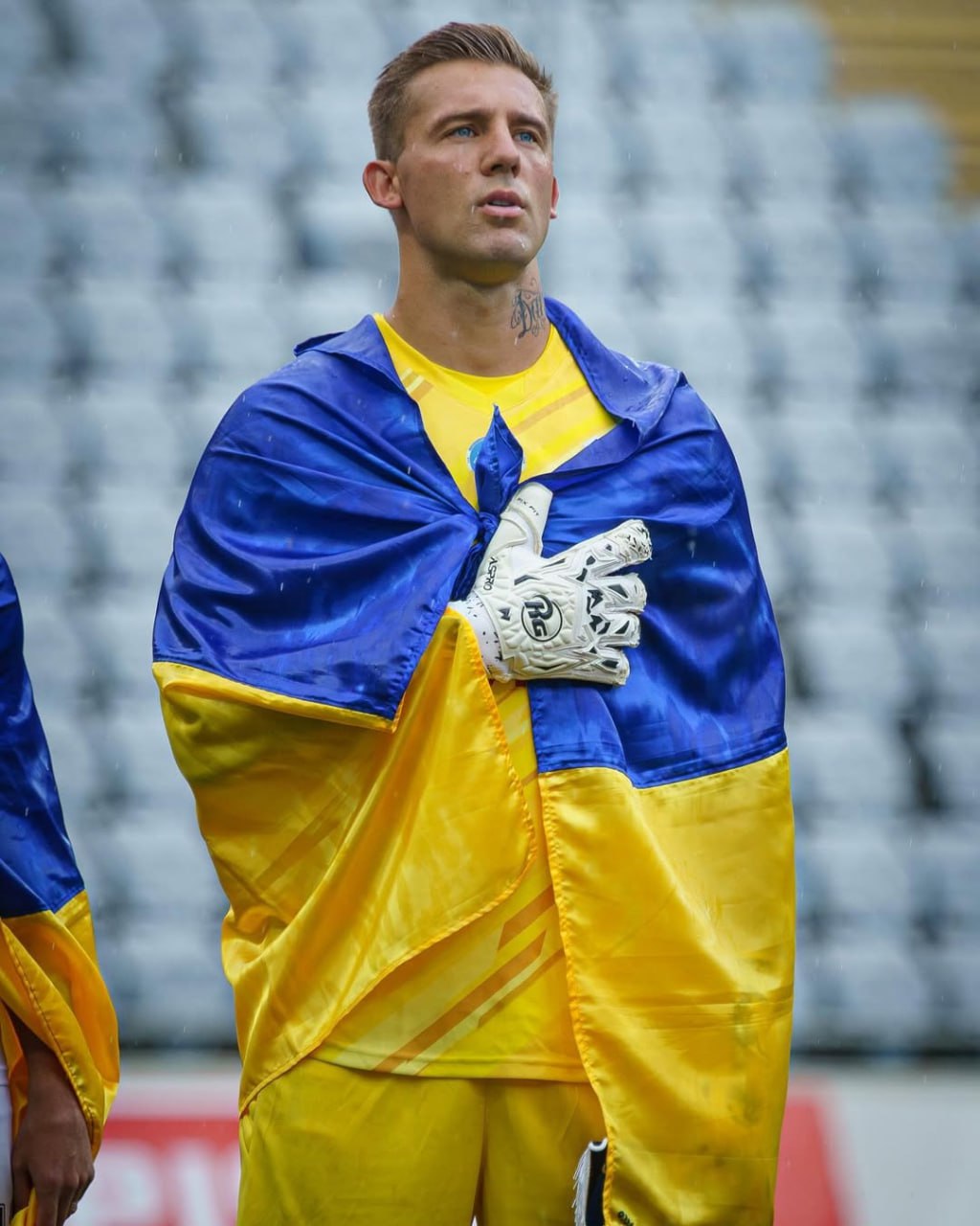 Украинского футболиста поймали при попытке сбежать из страны Как сообщает Sportarena экс вратарь киевского Динамо Артур Рудько попытался незаконно покинуть страну но его задержали Сейчас он проходит подготовку в одном из учебных центров ВСУ Подписывайтесь на РИА Новости Спорт в MAX