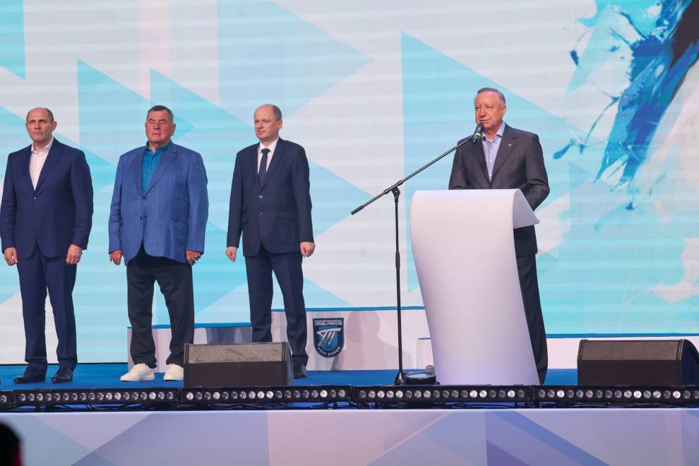 XIII международные соревнования по дзюдо «Кубок Анатолия Рахлина» стартовали в Петербурге Состязания проходят на большой арене спортивного комплекса «Юбилейный» среди юниоров. За Кубок поборются более 700 спортсменов из России. Губернатор Александр Беглов назвал турнир важной петербургской традицией и данью памяти выдающемуся земляку, заслуженному тренеру России: «Ленинградец Анатолий Семёнович Рахлин, переживший в городе всю блокаду, отдал свою жизнь спорту и воспитанию молодёжи. Среди его учеников немало выдающихся россиян, самый известный — наш президент Владимир Путин. Анатолий Рахлин растил не просто спортсменов, а людей с длинной волей, сильных людей, способных бороться и побеждать». Глава города напомнил, что в прошлом году в дни турнира была открыта мемориальная доска на Кондратьевском проспекте, где тренер много лет работал с ребятами. Главной памятью об Анатолии Рахлине стала Спортивная школа олимпийского резерва по дзюдо, о создании которой он мечтал. Наследие выдающегося мастера бережно хранят в городе на Неве. На его идеях и принципах воспитываются сотни будущих чемпионов. Фото: Администрация Санкт-Петербурга Вечерний Санкт-Петербург