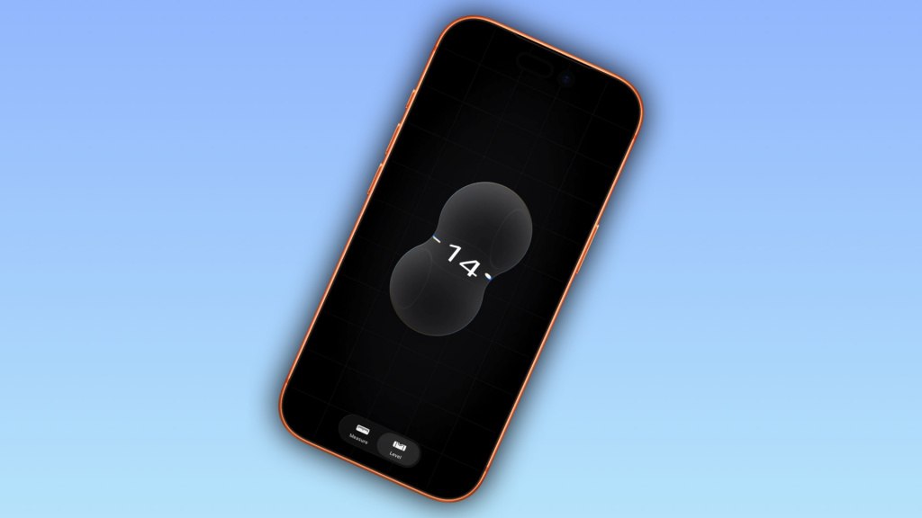 Apple превратила обычный уровень в iOS 26 2 в настоящий жидкий инструмент Во второй бете iOS 26 2 Apple продолжает развивать фирменный визуальный стиль Жидкое стекло На этот раз обновление коснулось инструмента Уровень в стандартном приложении Рулетка Теперь при проверке поверхности индикатор уровня ведёт себя как настоящий пузырёк жидкости с лёгкими искажениями отражениями и хроматическими аберрациями когда он пересекает горизонт Фоновая сетка тоже ожила она слегка деформируется под движением индикатора создавая эффект глубины и реалистичного стекла При измерении наклонов на полу или потолке вместо прежних статичных окружностей теперь появляются два динамичных круга будто наполненных жидкостью Apple снова показывает что даже в простых инструментах может быть своя магия Финальный релиз iOS 26 2 ожидается уже в декабре и похоже он будет самым красивым за последние годы appleinside apple appleinside ios26