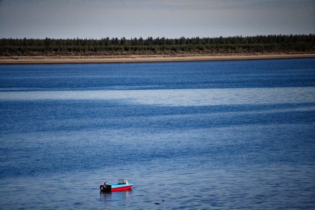 Проверят безопасность переправы на самодельной лодке Якутская транспортная прокуратура начала проверку в селе Крестях Сунтарского района Поводом стало сообщение о перевозке людей через реку Вилюй на самодельной аэролодке Тайфун Прокуроры проверят соблюдаются ли требования безопасности при организации этой переправы Особое внимание уделят соответствию плавательного средства установленным нормам и правилам перевозки пассажиров Если в ходе проверки будут выявлены нарушения прокуратура примет необходимые меры для их устранения и привлечения виновных к ответственности Фото Макеев Иван