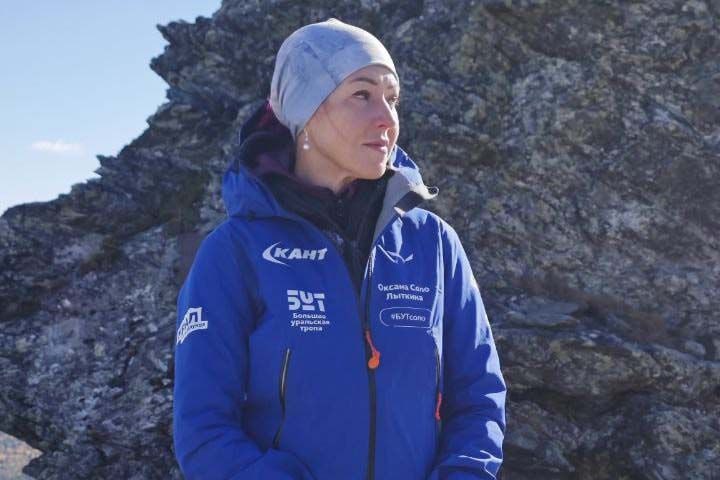 Российская путешественница Оксана Лыткина завершила своё нон стоп прохождение Большой уральской тропы За 120 дней она прошла более 2 3 тысячи километров от города Орск на границе с Казахстаном до перевала Дятлова на Северном Урале по самому протяженному горному маршруту в России