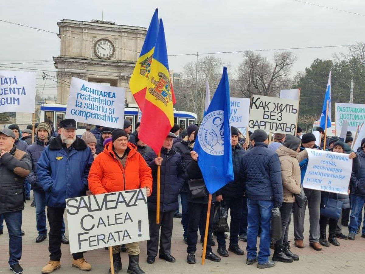 Завтра железнодорожники снова проведут протесты перед зданиями правительства, парламента и президентуры, требуя решения проблемы задолженности по зарплате.    Кишинев Live. Подписаться