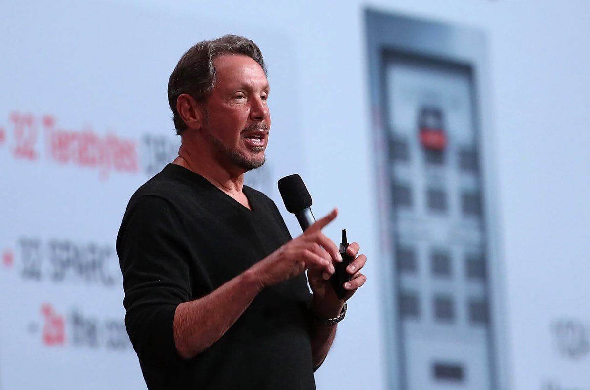 Один из основателей корпорации Oracle Ларри Эллисон занял вторую строчку в рейтинге богатейших людей планеты с состоянием в 251,2 миллиарда долларов.