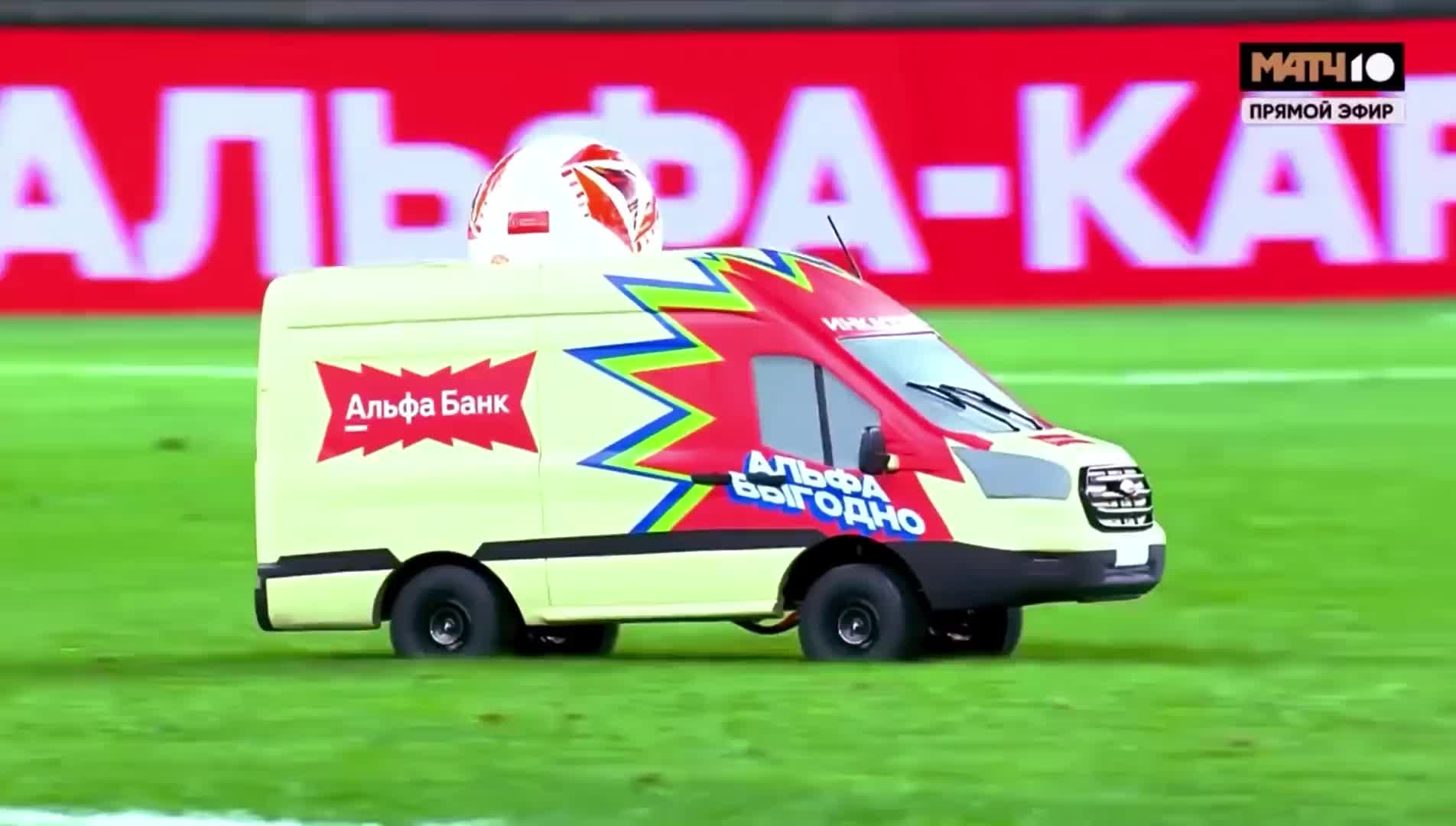 Альфа Банк привез мяч на матч Зимнего кубка РПЛ в Абу Даби с помощью инкассаторского автомобиля