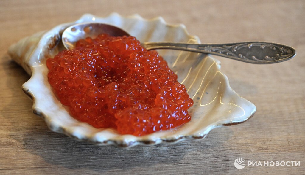 Аферисты перед Новым годом создают фейковые интернет магазины с икрой и морепродуктами предупредили в Госдуме Из за популярности интернет торговли жуликам не составляет труда поймать на такую удочку покупателя который привык заказывать через интернет и хочет сэкономить Надежнее покупать продукты в проверенных местах на сайтах известных магазинов и маркетплейсов И никогда если уж хочется купить в неизвестном магазине не оставлять оплату и реквизиты банковских карт до получения продукта нужно быть осторожными при покупке икры на вес так как зачастую не соблюдаются условия хранения и транспортировки такого продукта Подписаться на РИА Новости