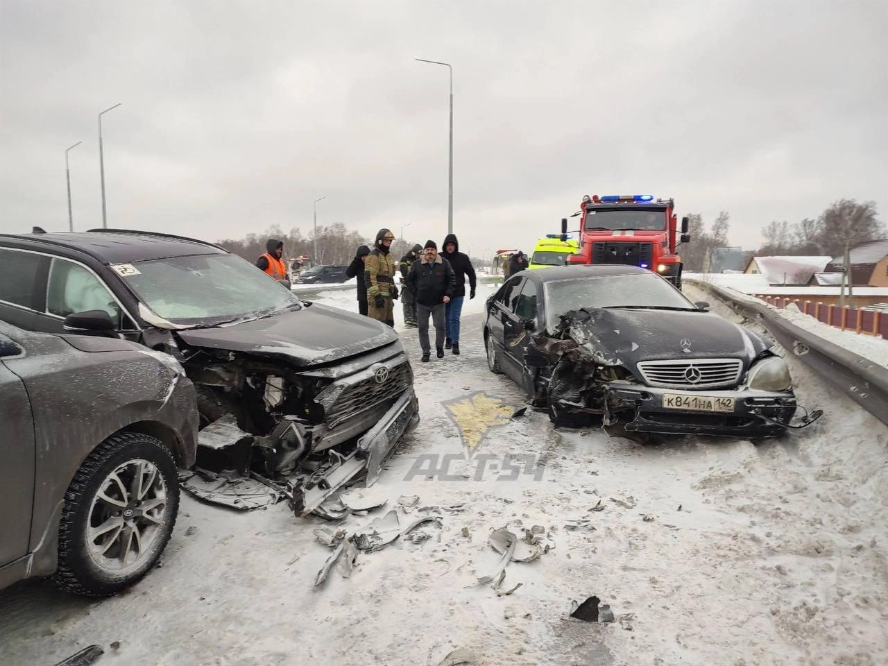 На Гусинобродском шоссе пятикилометровая пробка.  Всему виной — ДТП в районе Раздольного. На участке столкнулись Mercedes-Benz иToyota RAV4. Информации о пострадавших нет.  Очевидец сообщает, что движение на въезд в Новосибирск почти полностью заблокировано. А на выезде — пробка, в которой новосибирец простоял около 40 минут.    Если вы стали свидетелем аварии или знаете ее участников, то свяжитесь с редакцией в комментариях или через    можно анонимно .  Фото: ACТ-54 Black / Telegram    Поддержать редакцию голосом