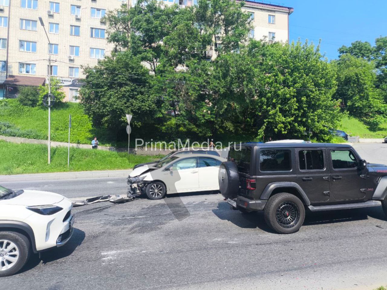 Движение трамваев во Владивостоке остановлено Причина — ДТП в районе остановки "Поликлиника". Три трамвая ожидают в районе "Минного городка", два —у "Поликлиники". На месте работает полиция. PrimaMedia Прислать новость